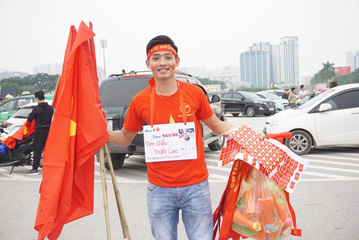 Sát giờ đá Chung kết AFF Cup, CĐV ‘bá đạo’ ăn mặc kỳ dị hút mọi ánh nhìn tại SVĐ Mỹ Đình Ảnh 6