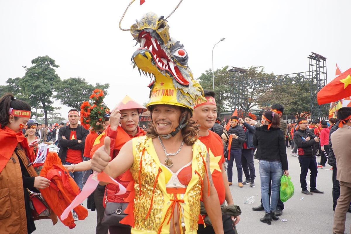 Sát giờ đá Chung kết AFF Cup, CĐV ‘bá đạo’ ăn mặc kỳ dị hút mọi ánh nhìn tại SVĐ Mỹ Đình Ảnh 4