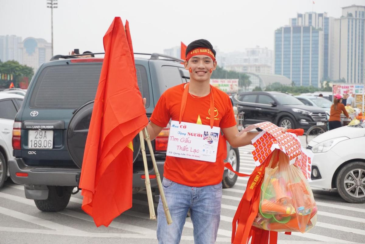 Sát giờ đá Chung kết AFF Cup, CĐV ‘bá đạo’ ăn mặc kỳ dị hút mọi ánh nhìn tại SVĐ Mỹ Đình Ảnh 5