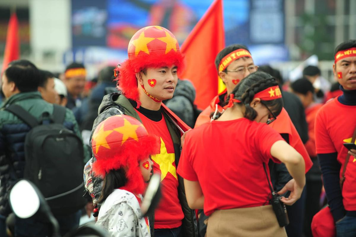 Sát giờ đá Chung kết AFF Cup, CĐV ‘bá đạo’ ăn mặc kỳ dị hút mọi ánh nhìn tại SVĐ Mỹ Đình Ảnh 11