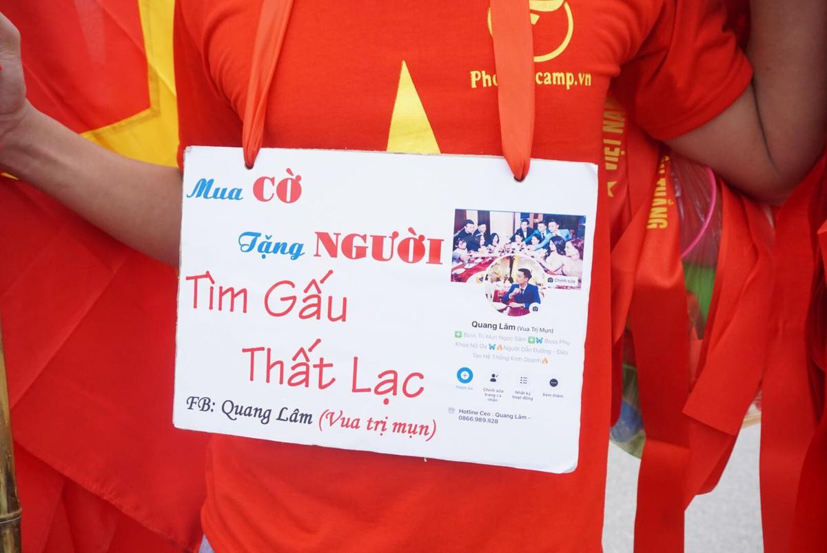 Sát giờ đá Chung kết AFF Cup, CĐV ‘bá đạo’ ăn mặc kỳ dị hút mọi ánh nhìn tại SVĐ Mỹ Đình Ảnh 7