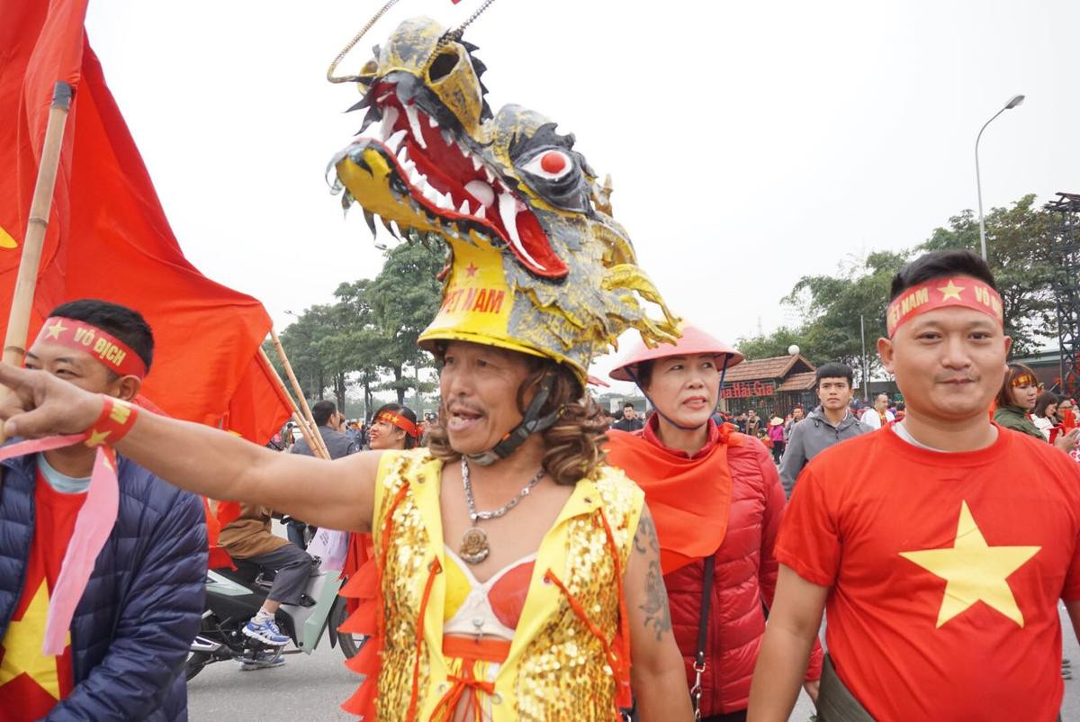 Sát giờ đá Chung kết AFF Cup, CĐV ‘bá đạo’ ăn mặc kỳ dị hút mọi ánh nhìn tại SVĐ Mỹ Đình Ảnh 3