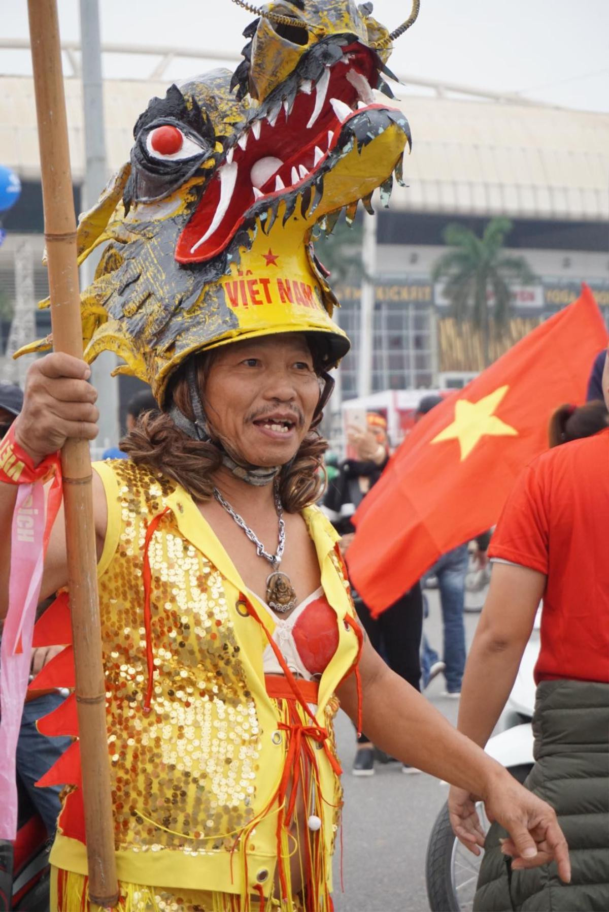 Sát giờ đá Chung kết AFF Cup, CĐV ‘bá đạo’ ăn mặc kỳ dị hút mọi ánh nhìn tại SVĐ Mỹ Đình Ảnh 2