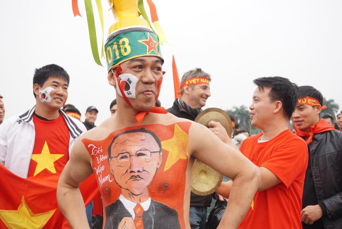 Sát giờ đá Chung kết AFF Cup, CĐV ‘bá đạo’ ăn mặc kỳ dị hút mọi ánh nhìn tại SVĐ Mỹ Đình Ảnh 8