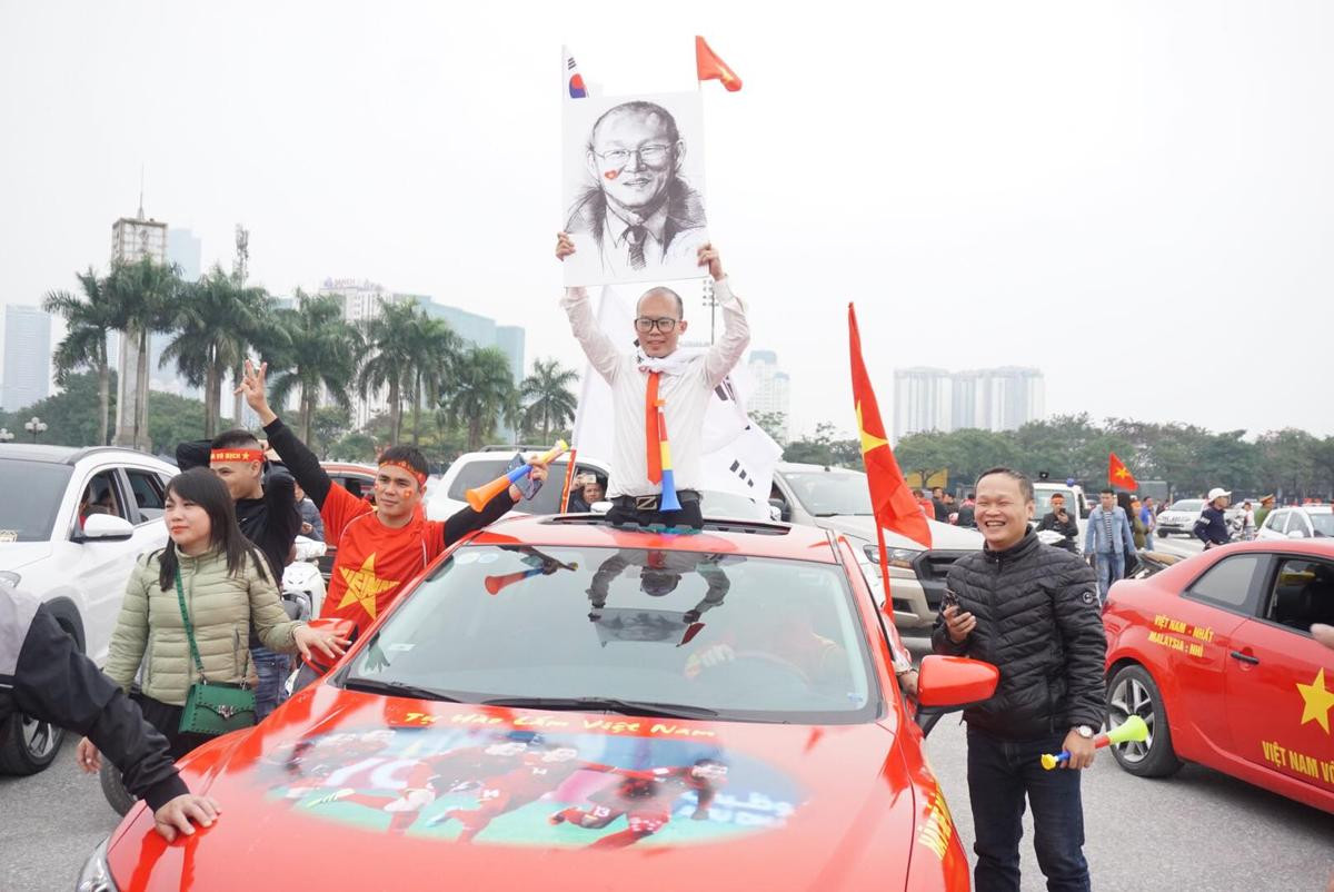 Sát giờ đá Chung kết AFF Cup, CĐV ‘bá đạo’ ăn mặc kỳ dị hút mọi ánh nhìn tại SVĐ Mỹ Đình Ảnh 15