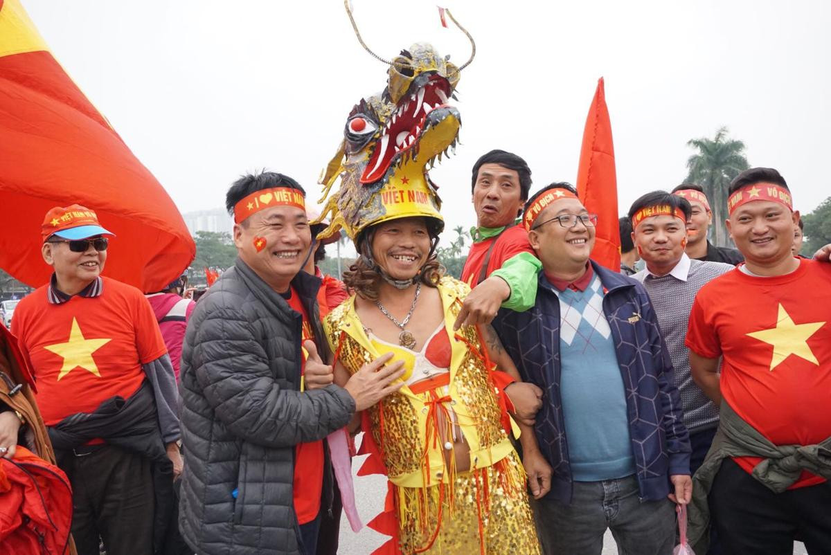 Sát giờ đá Chung kết AFF Cup, CĐV ‘bá đạo’ ăn mặc kỳ dị hút mọi ánh nhìn tại SVĐ Mỹ Đình Ảnh 1