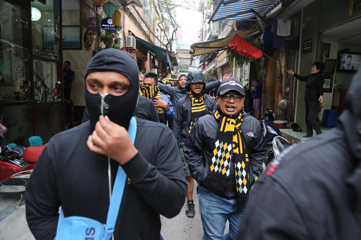 CĐV Malaysia mang kèn trống diễu hành quanh Hà Nội cổ vũ đội nhà trong trận chung kết lượt về AFF Cup Ảnh 9