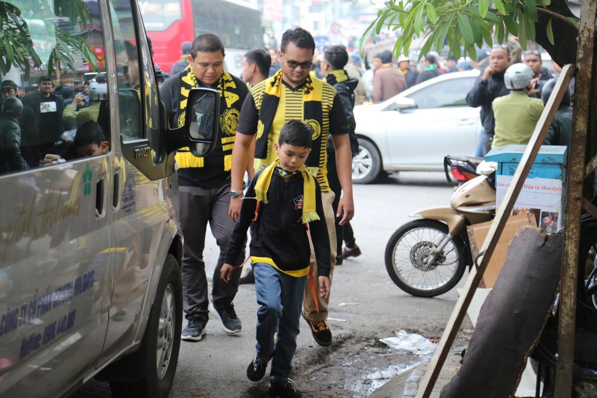 CĐV Malaysia mang kèn trống diễu hành quanh Hà Nội cổ vũ đội nhà trong trận chung kết lượt về AFF Cup Ảnh 4