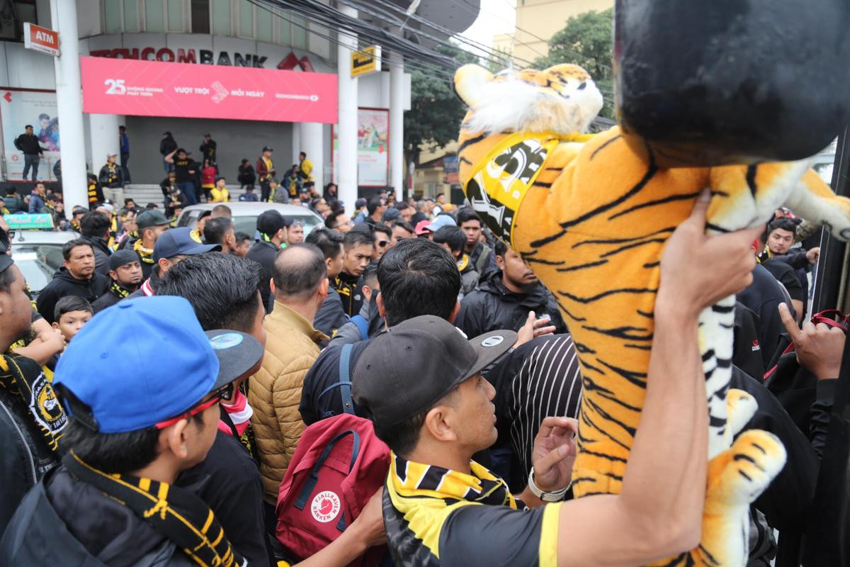 CĐV Malaysia mang kèn trống diễu hành quanh Hà Nội cổ vũ đội nhà trong trận chung kết lượt về AFF Cup Ảnh 10