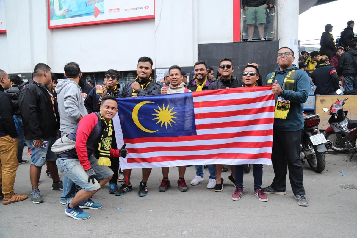 CĐV Malaysia mang kèn trống diễu hành quanh Hà Nội cổ vũ đội nhà trong trận chung kết lượt về AFF Cup Ảnh 8