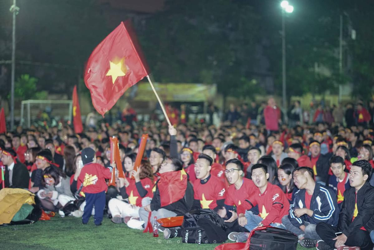 Hàng nghìn sinh viên ĐH Y đồng loạt bật đèn flash, hát 'Niềm tin chiến thắng' cổ vũ đội nhà vô địch AFF Cup Ảnh 7