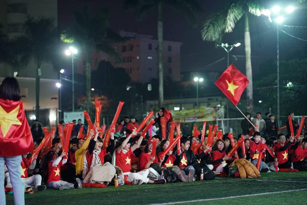 Hàng nghìn sinh viên ĐH Y đồng loạt bật đèn flash, hát 'Niềm tin chiến thắng' cổ vũ đội nhà vô địch AFF Cup Ảnh 6