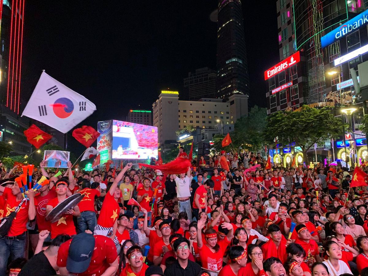 CĐV 2 miền vui mừng, hò reo không ngớt trước tin vui Việt Nam vô địch AFF Cup 2018: Lịch sử 10 năm lặp lại! Ảnh 5