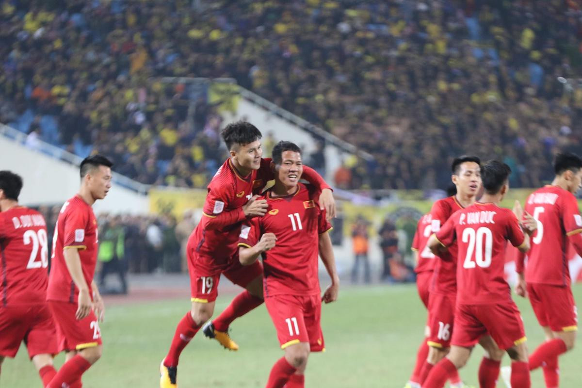 CĐV 2 miền vui mừng, hò reo không ngớt trước tin vui Việt Nam vô địch AFF Cup 2018: Lịch sử 10 năm lặp lại! Ảnh 8