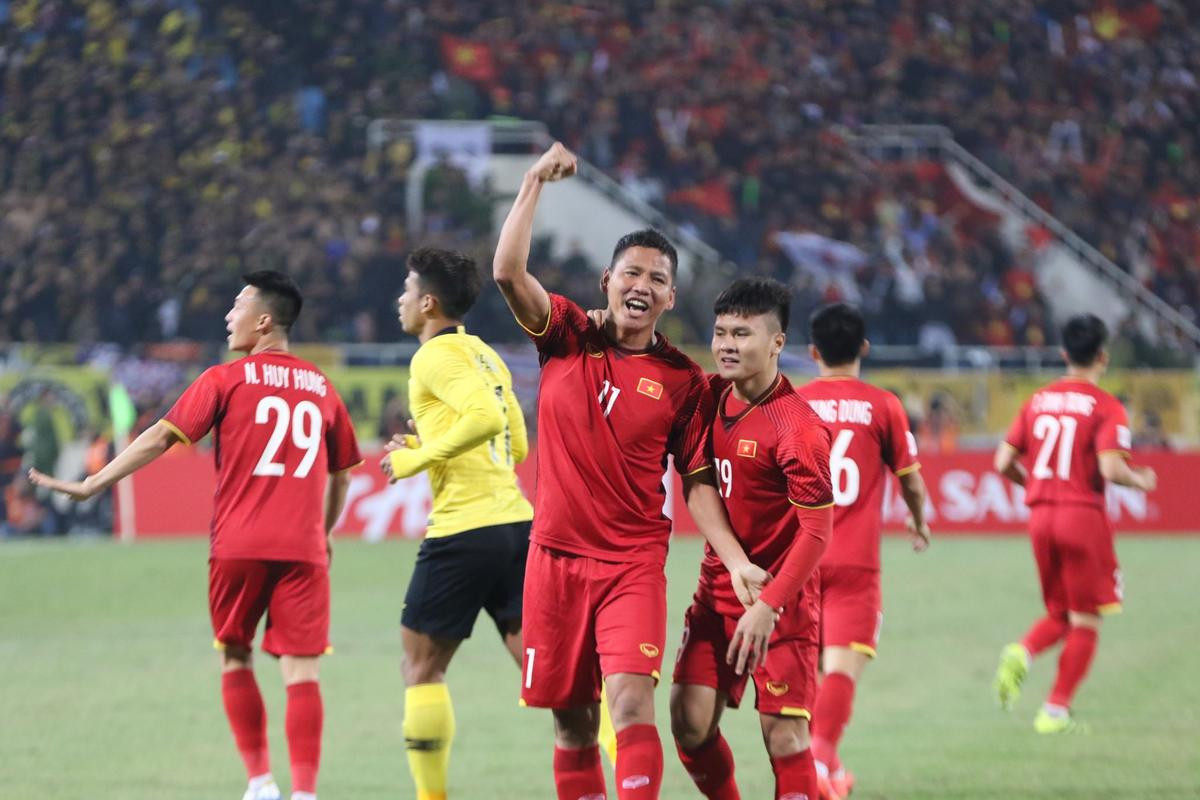 CĐV 2 miền vui mừng, hò reo không ngớt trước tin vui Việt Nam vô địch AFF Cup 2018: Lịch sử 10 năm lặp lại! Ảnh 9