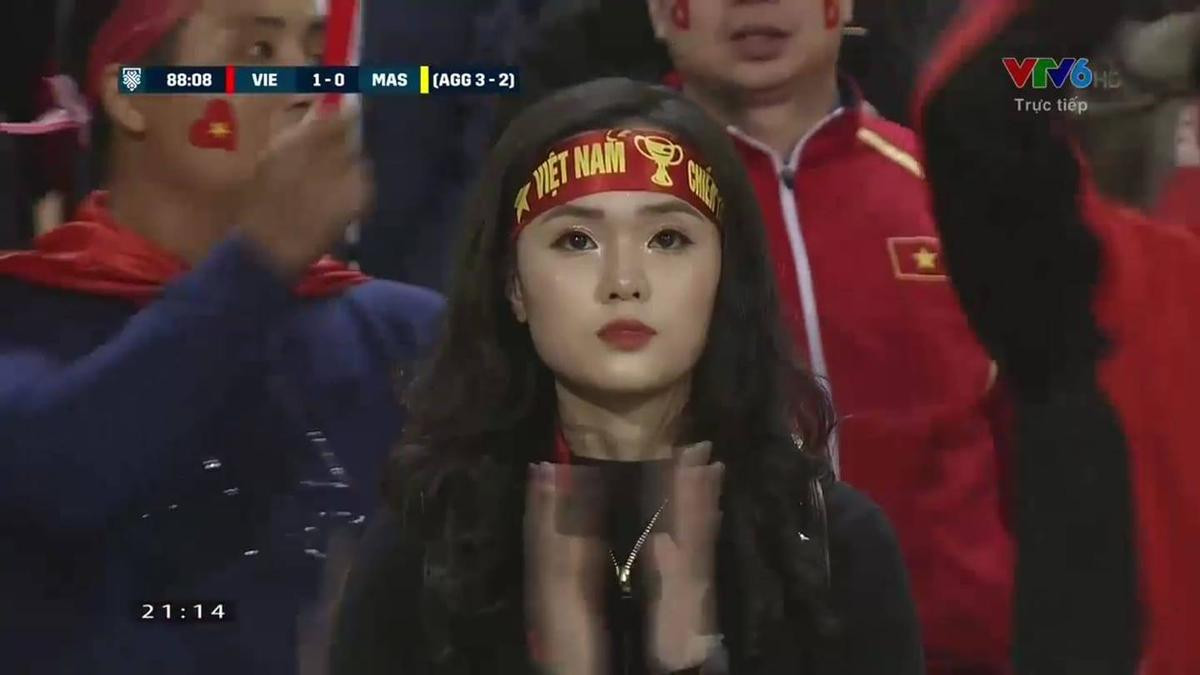 Trực tiếp Việt Nam lên ngôi vô địch AFF Cup nhưng ống kính VTV vẫn tranh thủ 'tia' hàng loạt gái xinh Ảnh 5