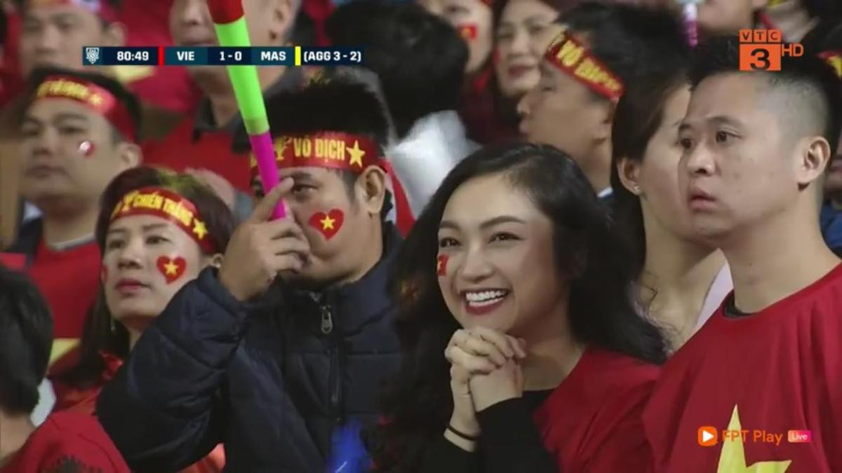 Trực tiếp Việt Nam lên ngôi vô địch AFF Cup nhưng ống kính VTV vẫn tranh thủ 'tia' hàng loạt gái xinh Ảnh 6