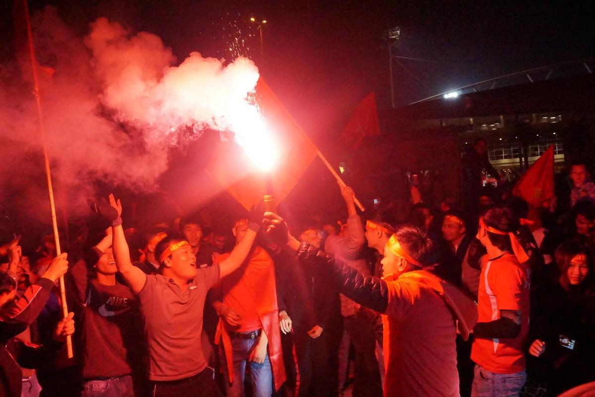 Vô địch AFF Cup sau 10 năm chờ đợi, người hâm mộ cả nước bùng nổ ùn ùn kéo ra đường đi bão Ảnh 9