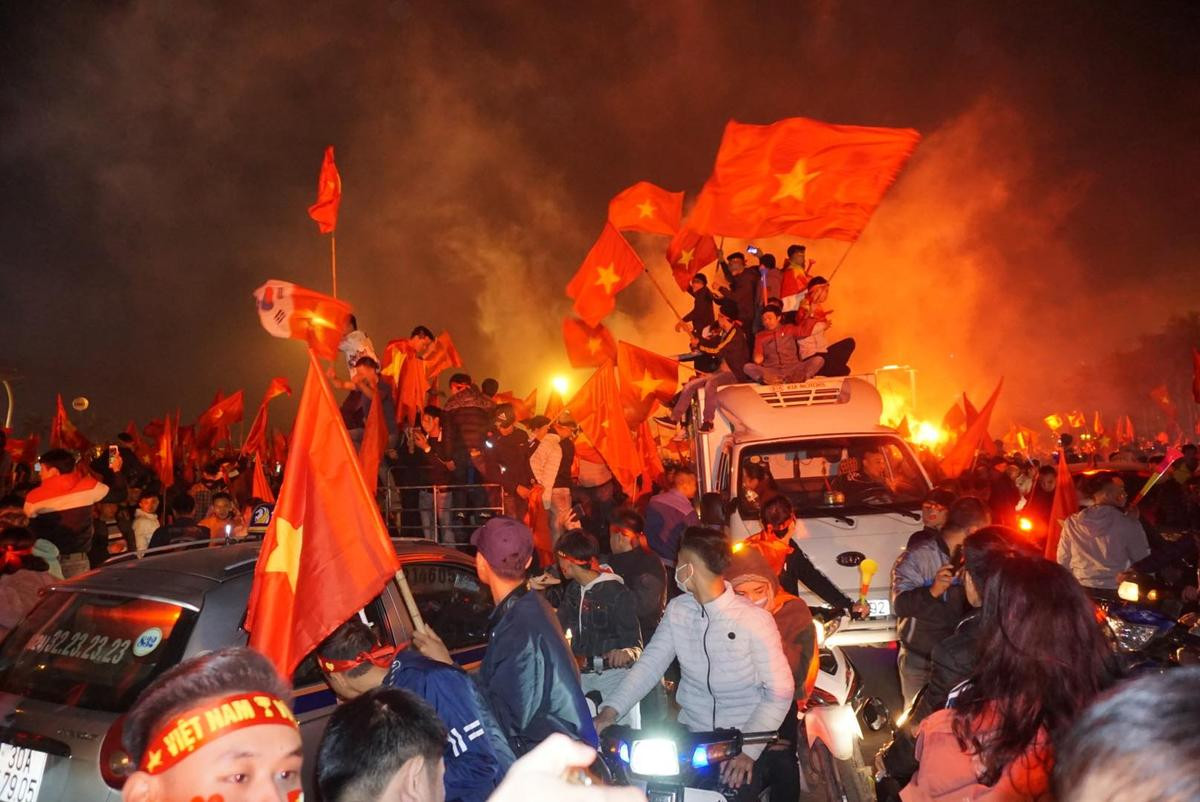 Vô địch AFF Cup sau 10 năm chờ đợi, người hâm mộ cả nước bùng nổ ùn ùn kéo ra đường đi bão Ảnh 3