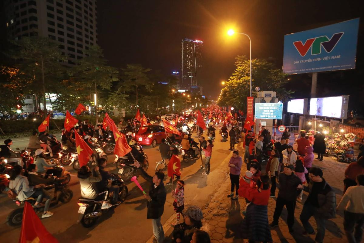 CĐV ùn ùn rủ nhau 'sạc' năng lượng đi bão xuyên đêm, nhiều cây xăng lâm vào cảnh quá tải Ảnh 2