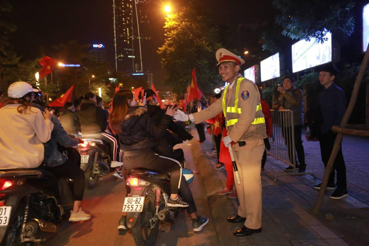 CĐV ùn ùn rủ nhau 'sạc' năng lượng đi bão xuyên đêm, nhiều cây xăng lâm vào cảnh quá tải Ảnh 11