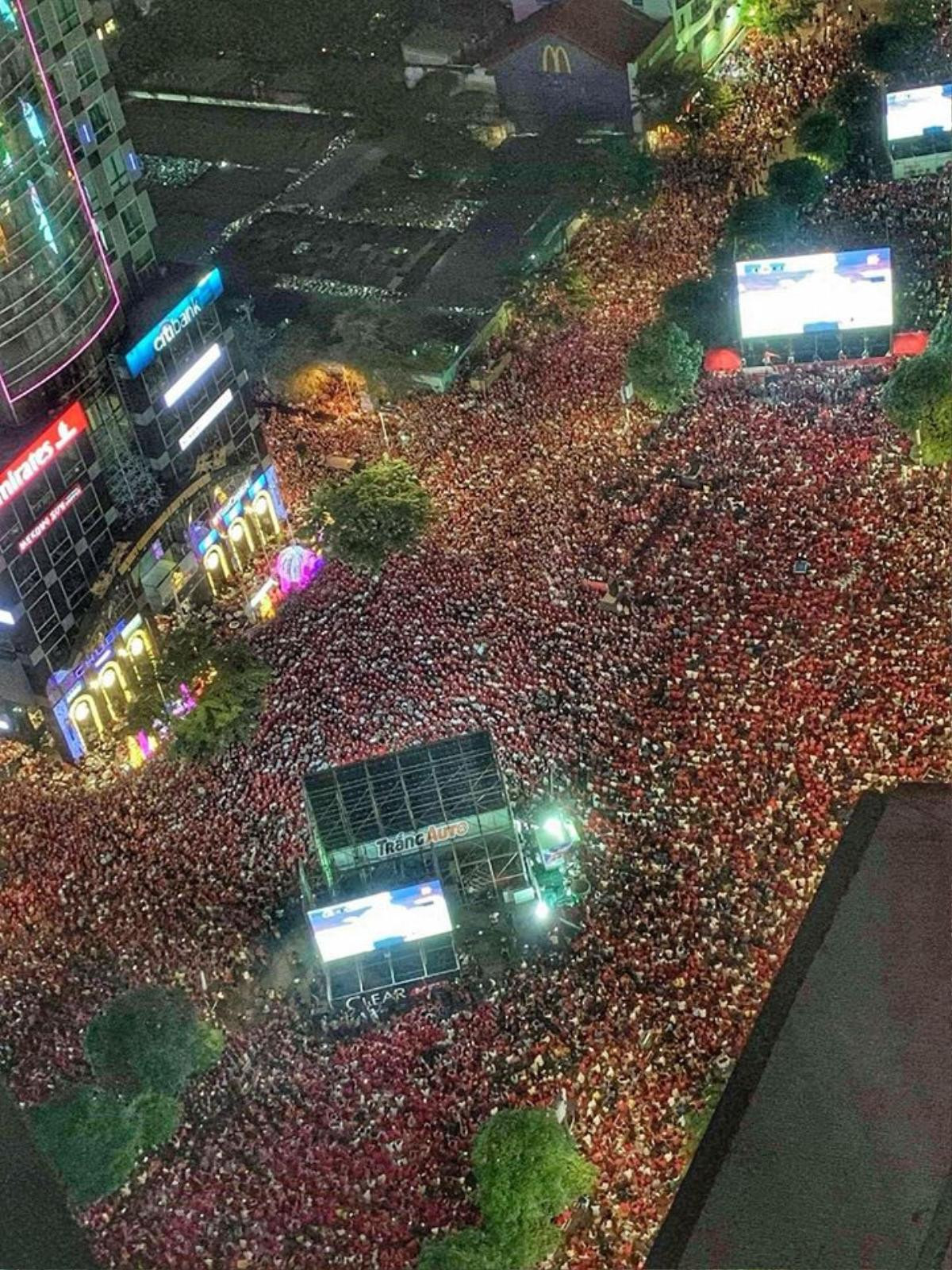 Nhìn lại 10 khoảnh khắc 'vàng' ấn tượng nhất trong đêm chung kết AFF Cup 2018 Ảnh 7