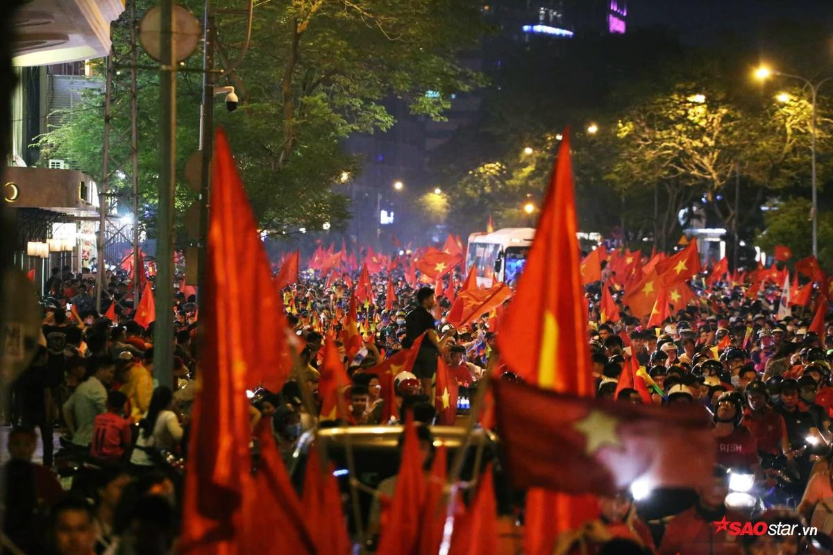 Nhìn lại 10 khoảnh khắc 'vàng' ấn tượng nhất trong đêm chung kết AFF Cup 2018 Ảnh 10