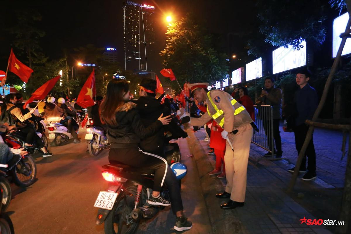 Dễ thương như CSGT đêm chung kết AFF Cup: Làm nhiệm vụ vẫn không quên xem bóng đá, cười tươi, đập tay chúc mừng Việt Nam vô địch Ảnh 3