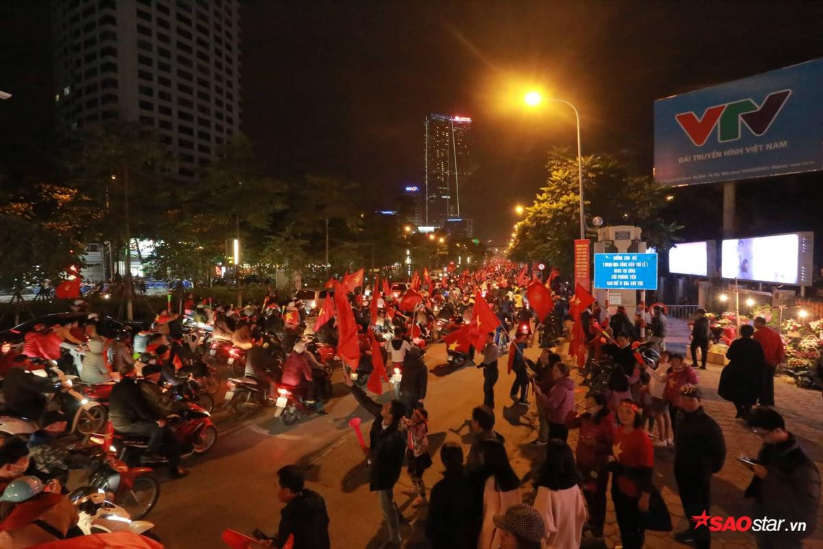 Dễ thương như CSGT đêm chung kết AFF Cup: Làm nhiệm vụ vẫn không quên xem bóng đá, cười tươi, đập tay chúc mừng Việt Nam vô địch Ảnh 1