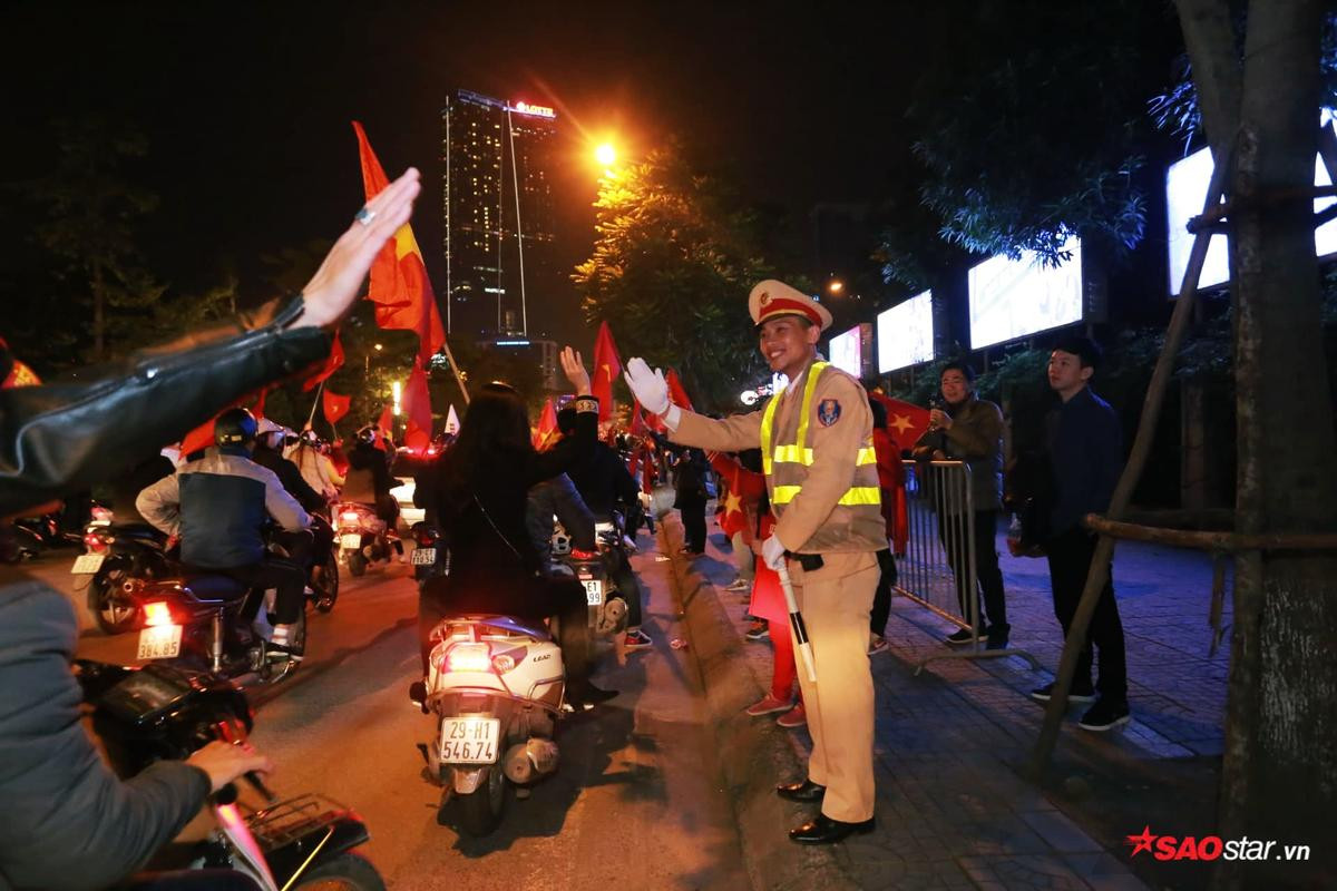 Dễ thương như CSGT đêm chung kết AFF Cup: Làm nhiệm vụ vẫn không quên xem bóng đá, cười tươi, đập tay chúc mừng Việt Nam vô địch Ảnh 2