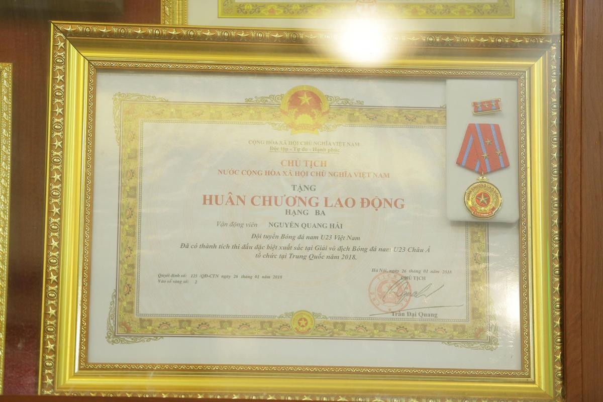 Choáng với gia tài 'khủng' với những thành tích và huy chương trên sân cỏ của Quang Hải khi chỉ mới 21 tuổi Ảnh 11