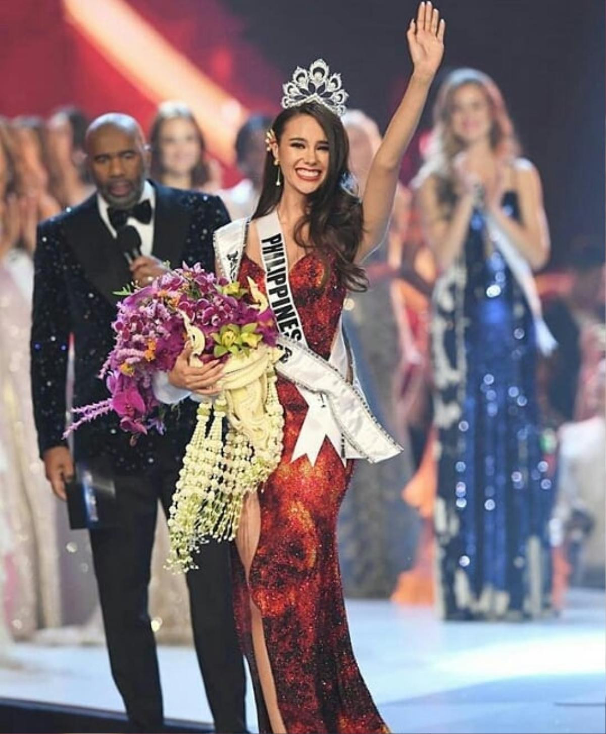 Thời trang ngày thường nhưng không hề tầm thường của Miss Universe 2018 - Catriona Gray Ảnh 1