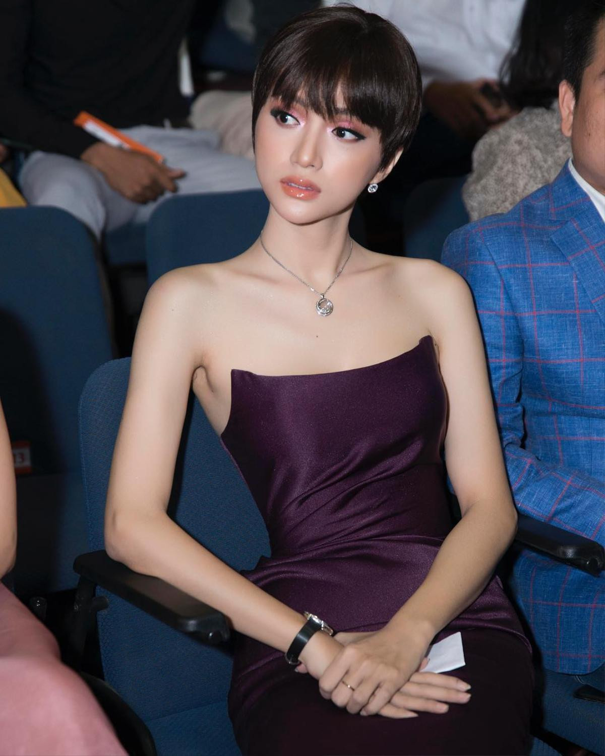 H'Hen Niê vừa lọp top 5 Miss Universe, Hương Giang lập tức 'lăng xê' tóc tomboy ngắn cũn Ảnh 2