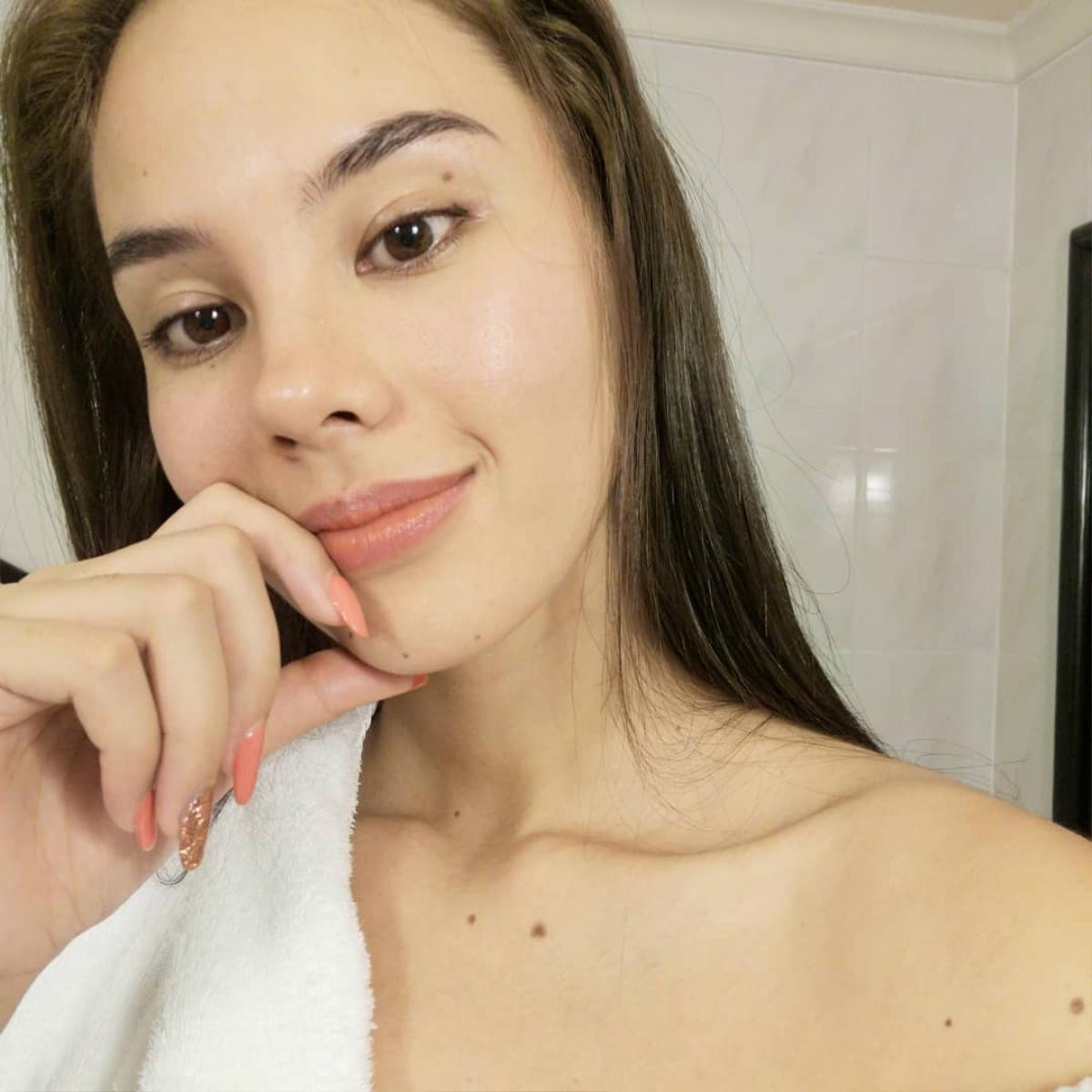 Soi mặt mộc đẹp không tì vết của Miss Universe 2018 - Catriona Gray Ảnh 1