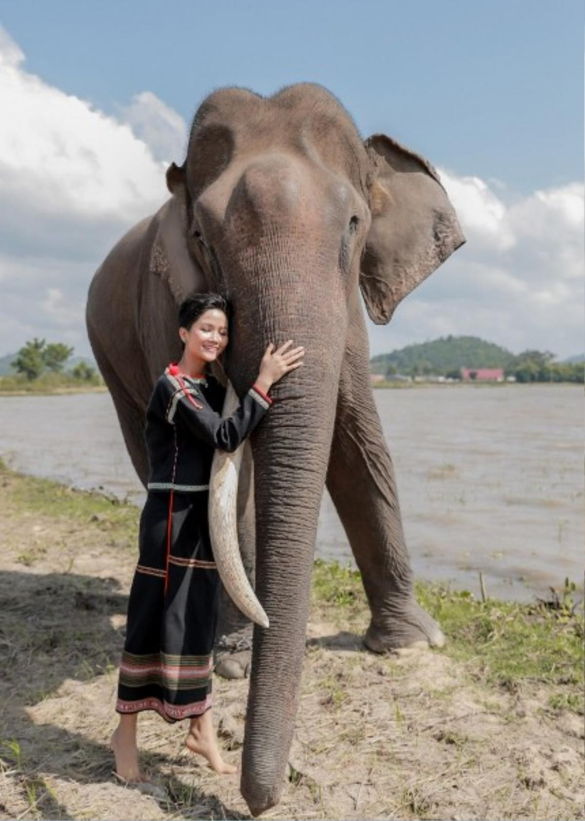 Thời sinh viên 'dữ dội' của H'Hen Niê: 3 năm không về quê ăn Tết vì mải làm thêm, dậy từ 4h sáng bắt 3 tuyến buýt đi học Ảnh 8