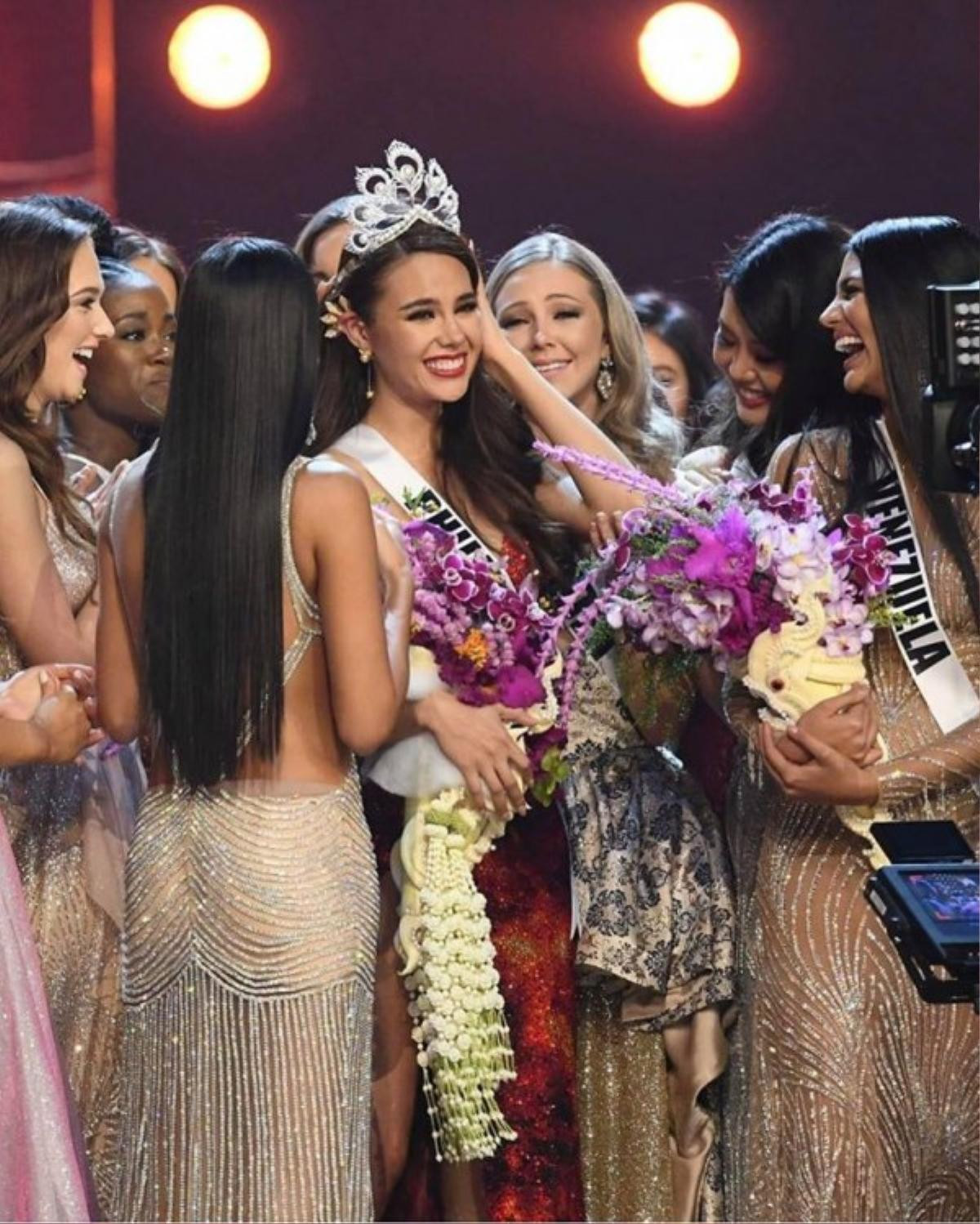 Công thức rút ra từ Miss Universe 2018 - Catriona Gray: Cứ mặc váy đỏ, auto thắng! Ảnh 6