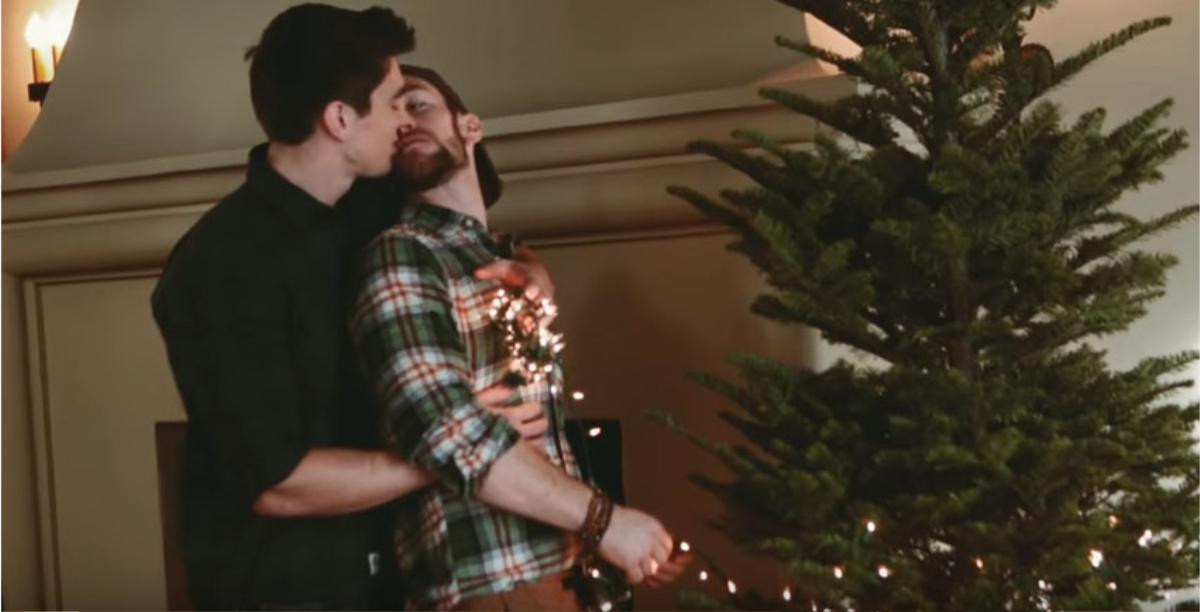 ‘All I want for Christmas is you’: Giây phút ngọt ngào mà mọi chàng gay độc thân đều tìm kiếm khi Giáng sinh về Ảnh 4