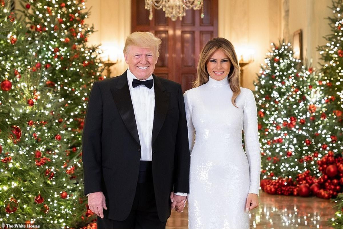 Bà Melania đẹp rạng ngời nắm tay Tổng thống Trump trong ảnh Giáng sinh chính thức Ảnh 1