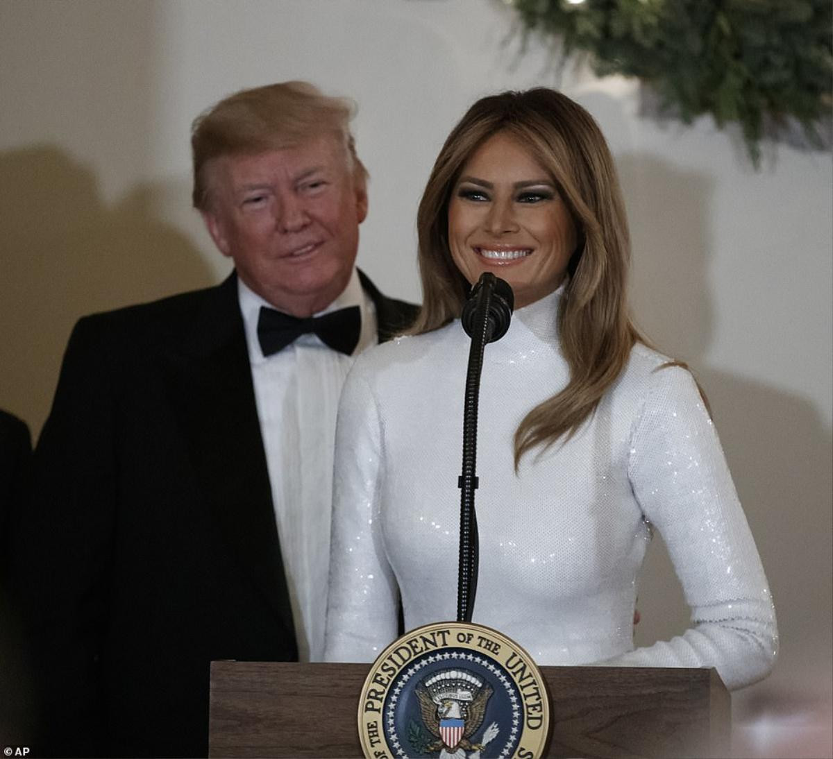 Bà Melania đẹp rạng ngời nắm tay Tổng thống Trump trong ảnh Giáng sinh chính thức Ảnh 5