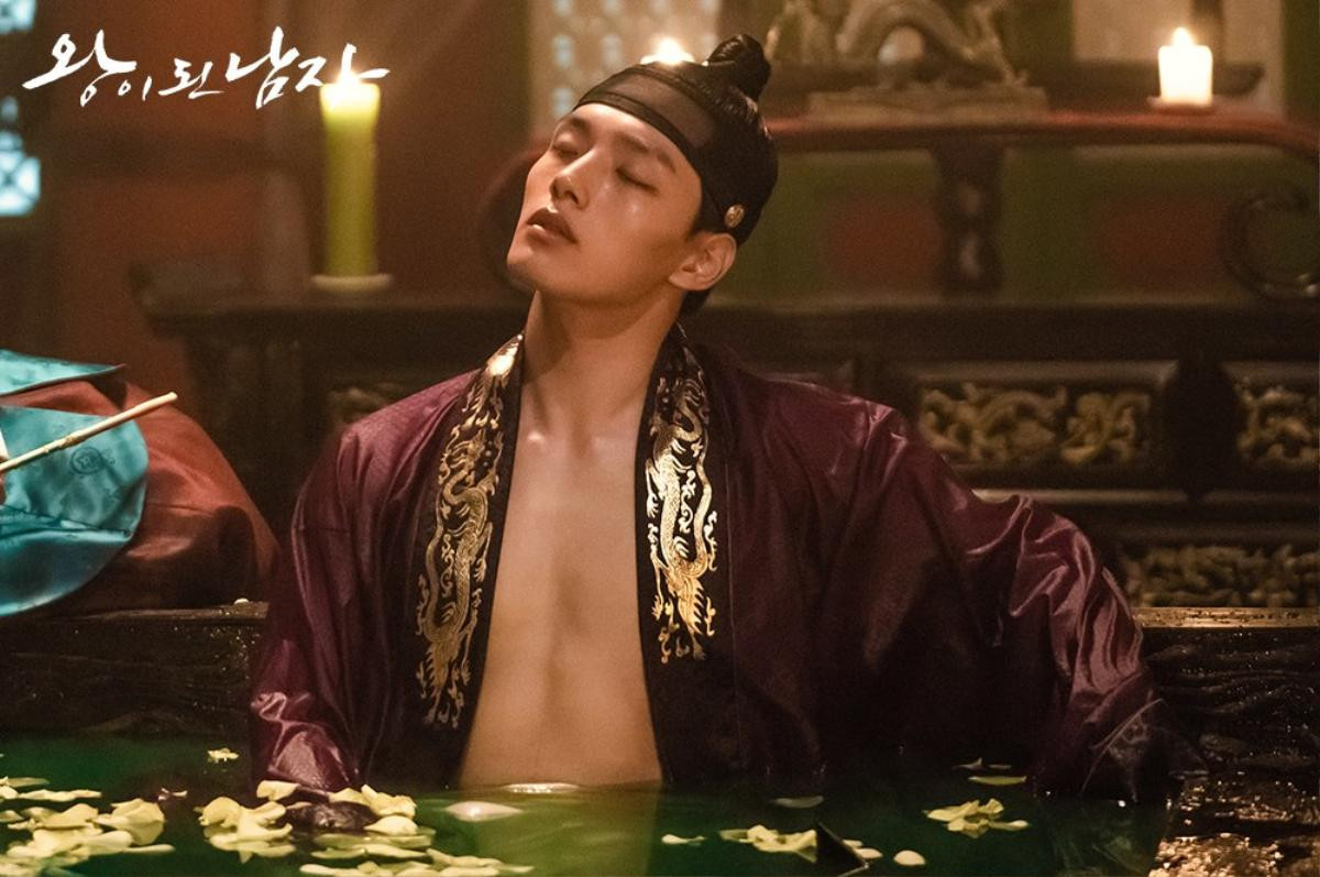 'The Crowned Clown': 2 thái cực khác của Yeo Jin Goo khi quyến rũ lộ cơ thể, ấm áp với nụ cười tỏa nắng Ảnh 5