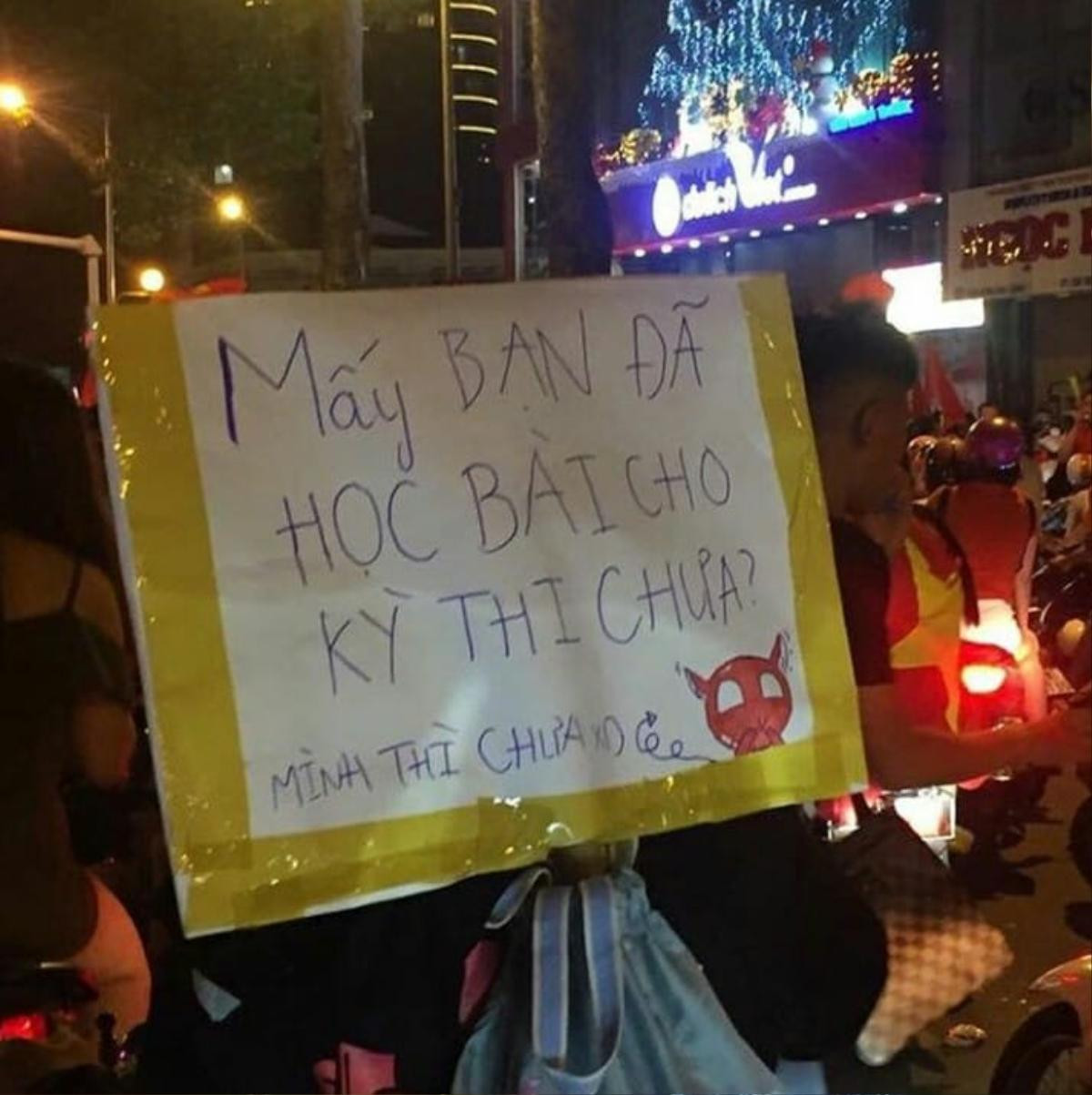 Cao điểm mùa bão tố mang tên 'thi học kỳ': Sinh viên đối phó bằng 1001 chiêu 'tu luyện' cười ra nước mắt Ảnh 8