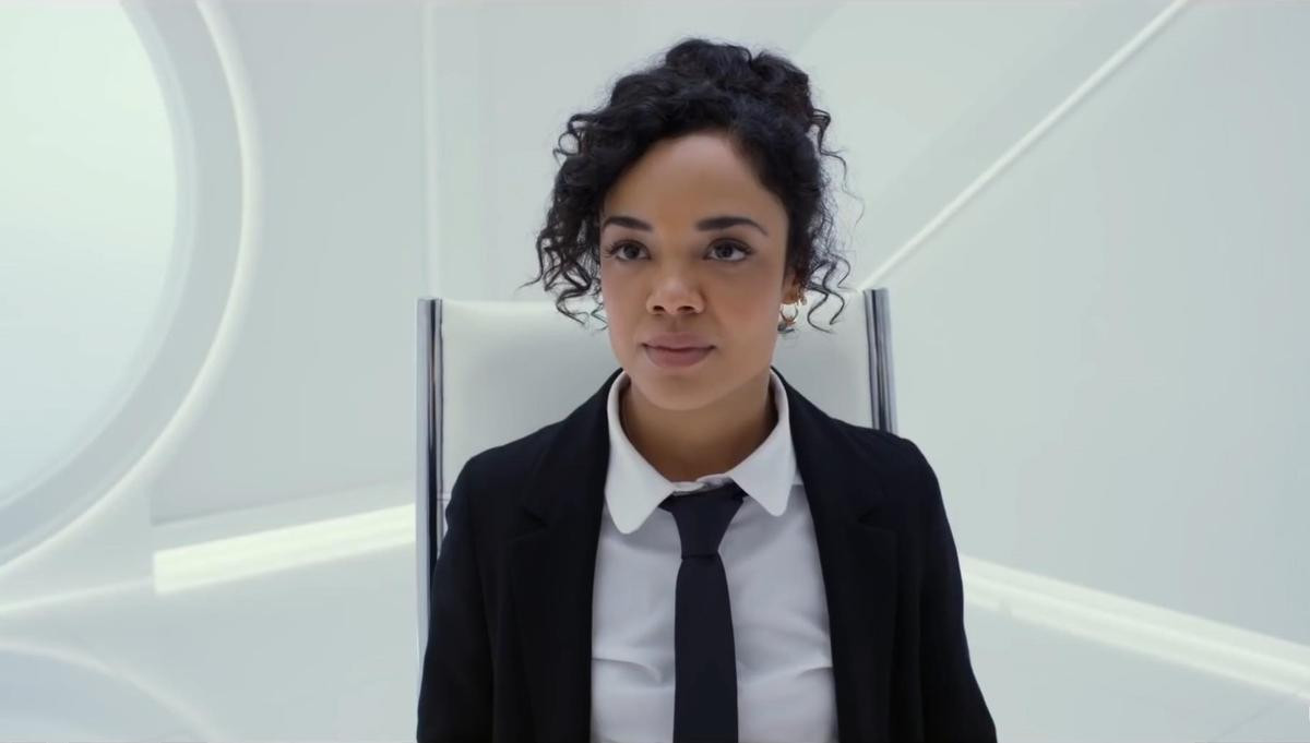 'Cặp đôi Thor' Chris Hemsworth và Tessa Thompson làm điệp viên áo đen trong trailer mới của 'Men in Black: International' Ảnh 6