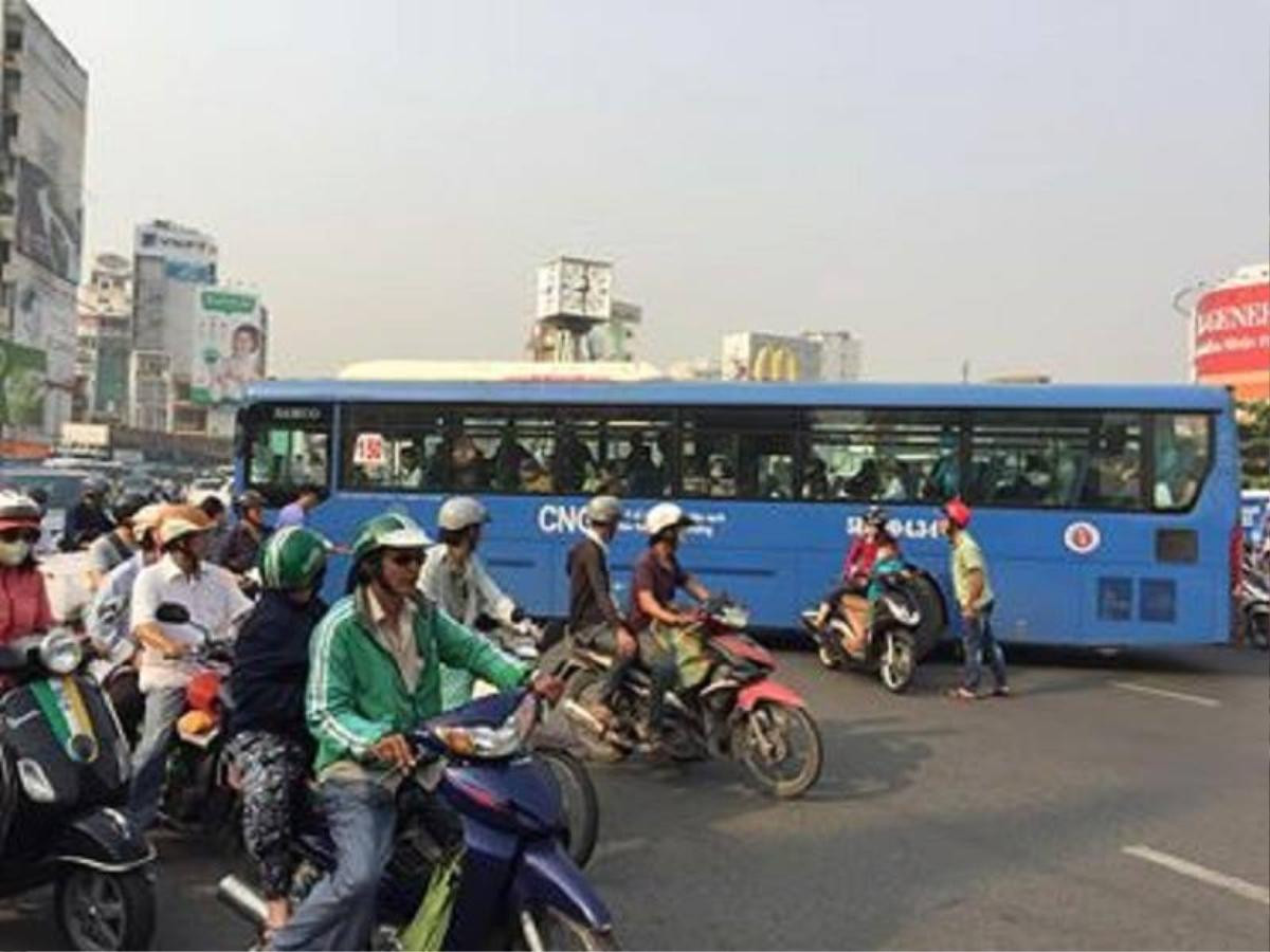 Vi phạm luật giao thông gây tai nạn, tài xế xe buýt còn hổ báo cầm gậy sắt đòi tấn công người đi đường ở Sài Gòn Ảnh 1