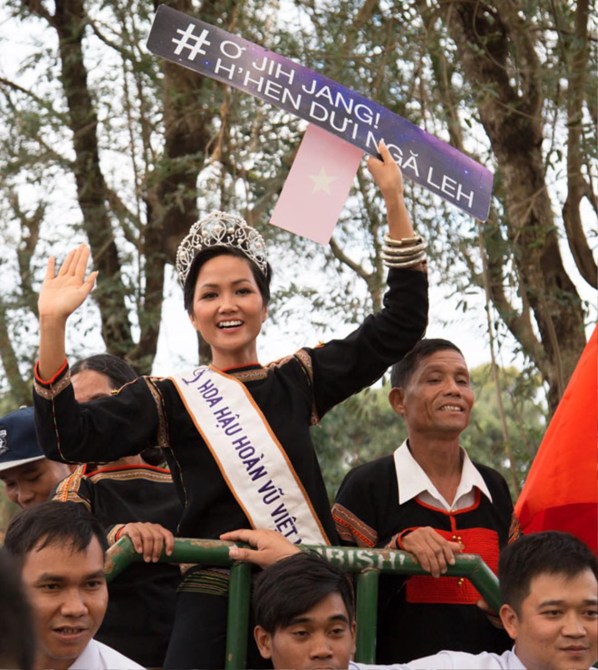 Nghe mẹ thông báo buôn làng muốn đổi tên đường, H'Hen Niê… hốt hoảng: 'Con còn sống mà!' Ảnh 3