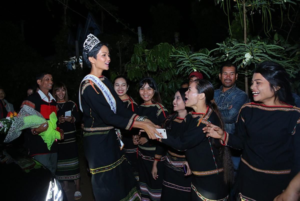 Nghe mẹ thông báo buôn làng muốn đổi tên đường, H'Hen Niê… hốt hoảng: 'Con còn sống mà!' Ảnh 1