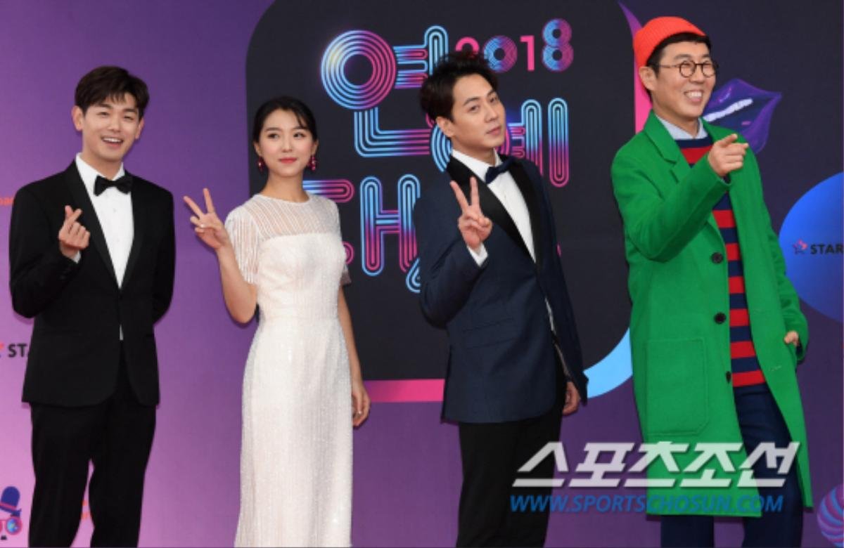 Thảm đỏ náo nhiệt của 'KBS Entertainment Awards 2018': Seolhyun khoác tay Yoon Shi Yoon Ảnh 48