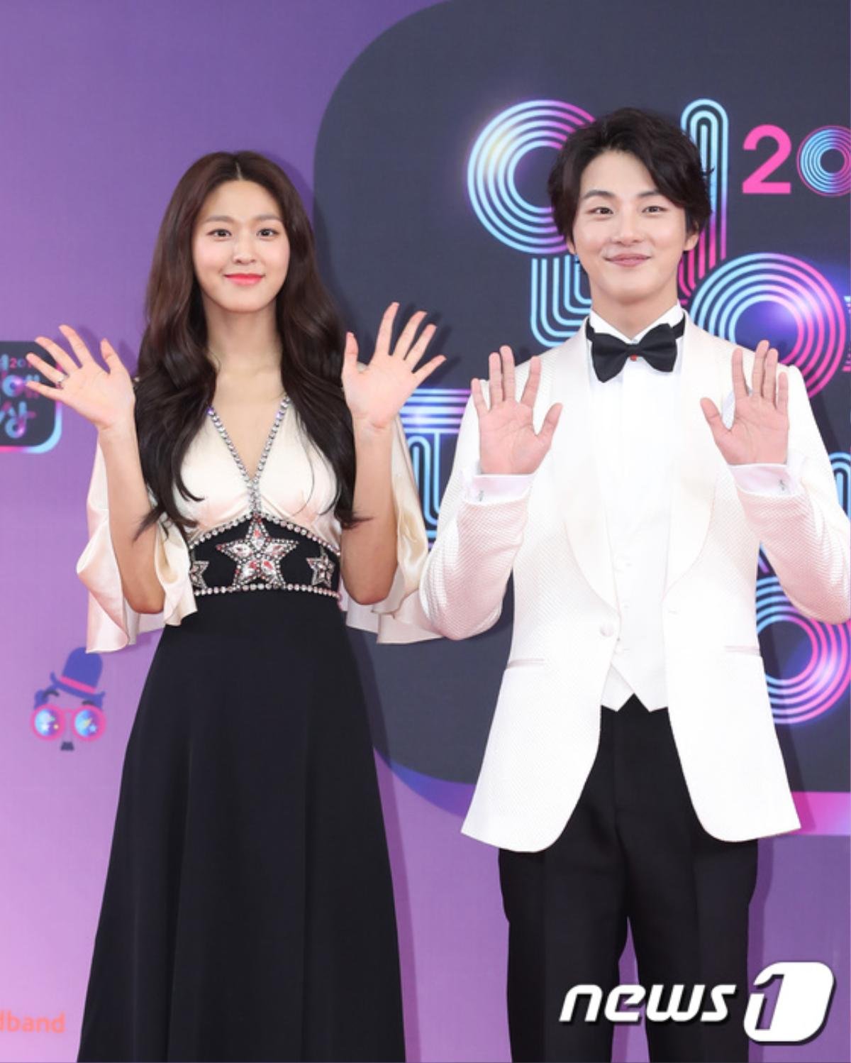 Thảm đỏ náo nhiệt của 'KBS Entertainment Awards 2018': Seolhyun khoác tay Yoon Shi Yoon Ảnh 24