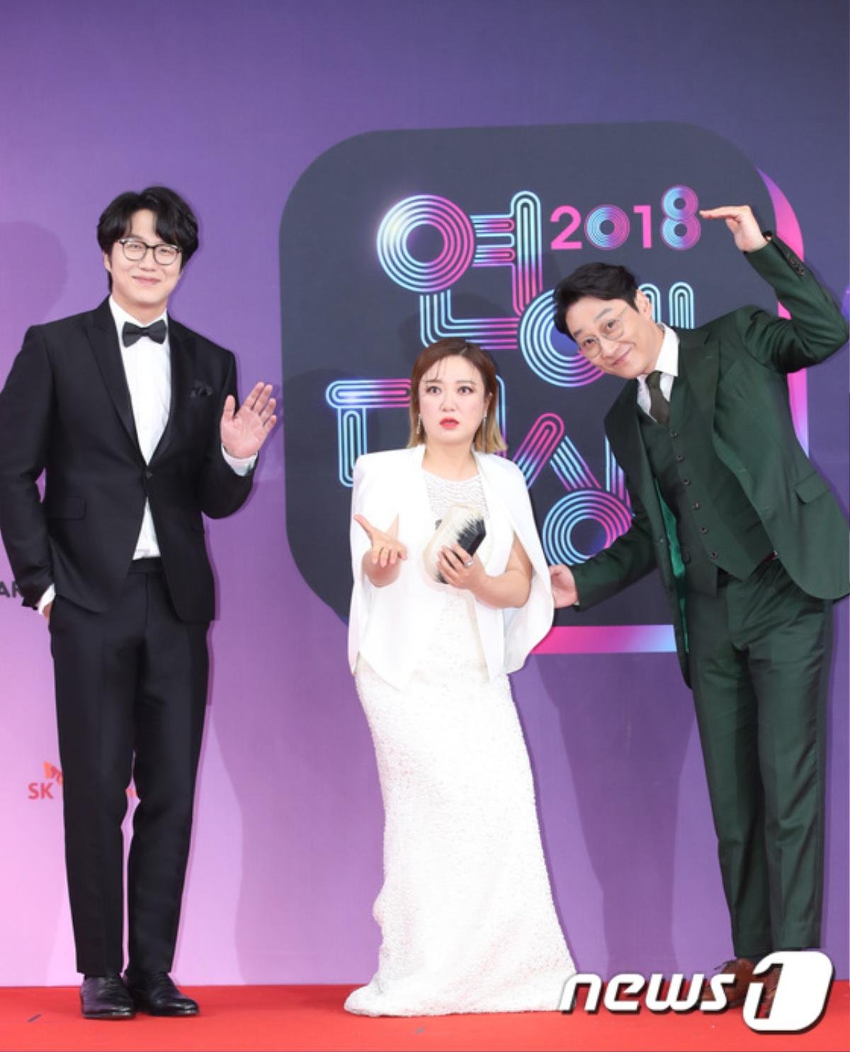 Thảm đỏ náo nhiệt của 'KBS Entertainment Awards 2018': Seolhyun khoác tay Yoon Shi Yoon Ảnh 27