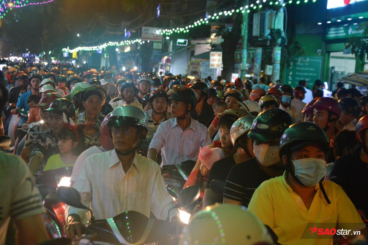 Hàng ngàn người đổ về xóm đạo lớn nhất Sài Gòn đón Giáng sinh sớm vào cuối tuần, đường phố kẹt cứng Ảnh 4