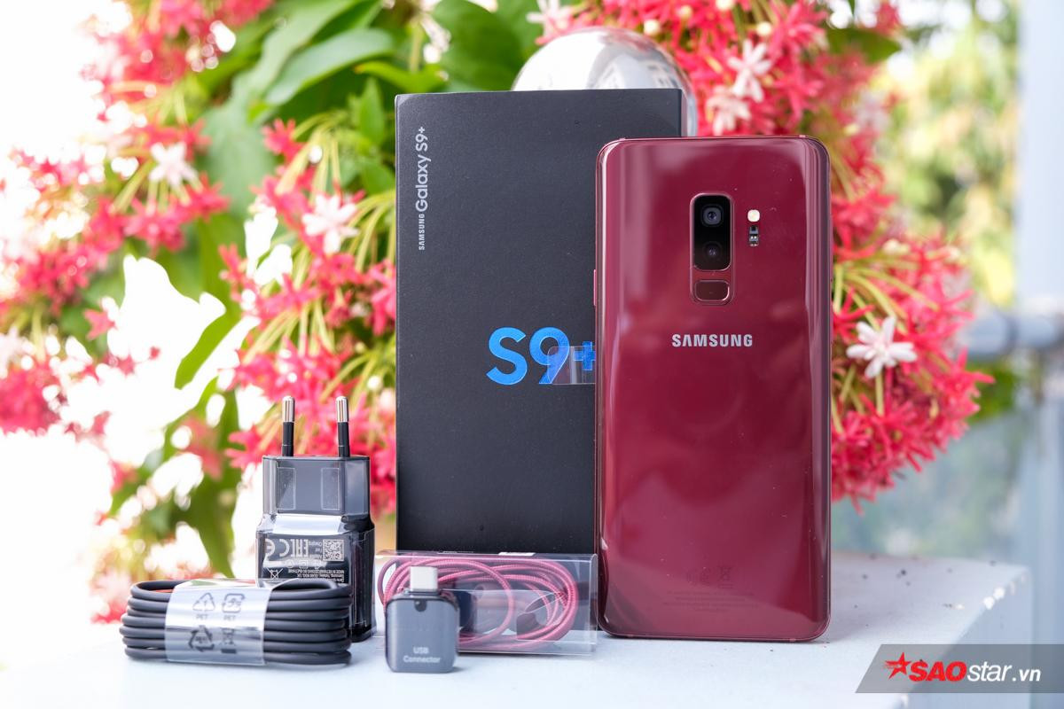 Trên tay nhanh Samsung Galaxy S9+ phiên bản vang đỏ vừa lên kệ tại Việt Nam Ảnh 1